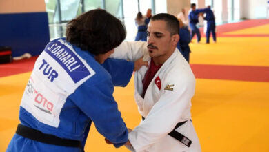 Görme engelli milli judocu Recep Çiftçi, antremanda rakibinin yaka bölümünden tutuyor.