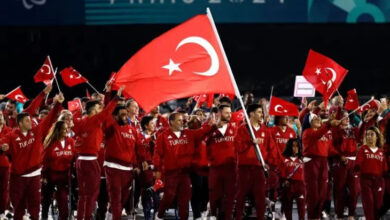 2024 Paris Paralimpik Olimpiyat Oyunları’nın açılış töreninde Türkiye Paralimpik Milli Takımı, Türk bayrağını taşıyan sporcularla birlikte tören alanındaki yerinde yürüyor.
