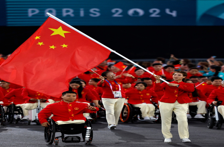 2024 Paris Paralimpik Oyunları açılış töreninde Çin Paralimpik Milli Takımı yürüyüş yapıyor. 