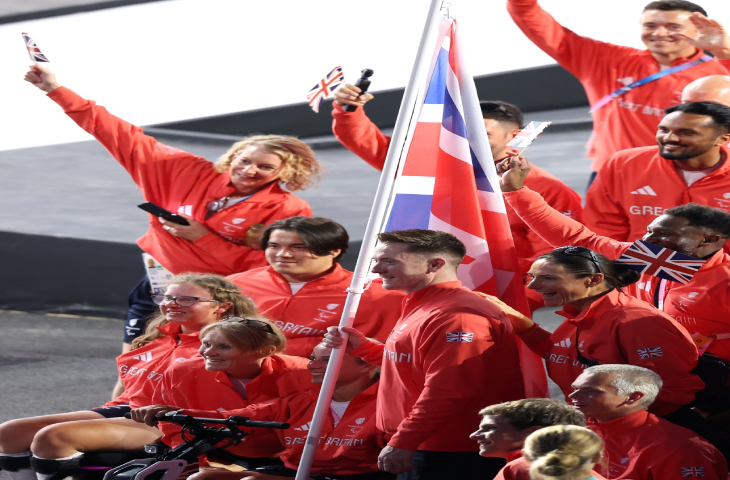 İngiltere Paralimpik Milli Takımı, açılış töreninde birlikte el sallayarak ve gülümseyerek yürüyüş yapıyorlar. 