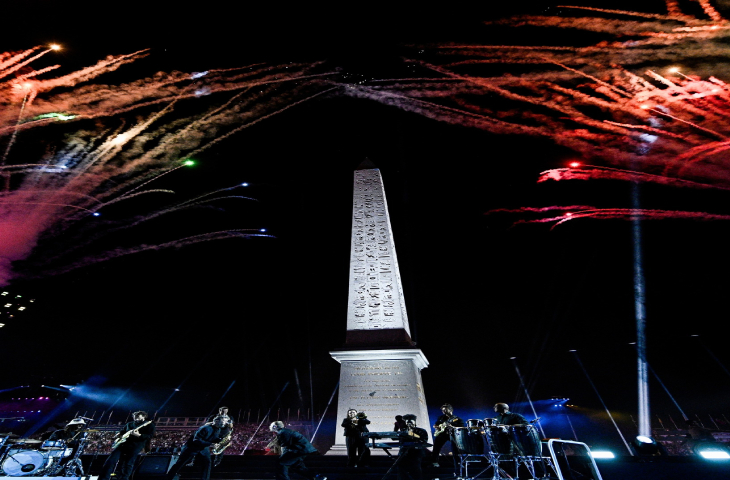 Fotoğrafta, konser verilen alanın arkasından atılan havai fişekler akşam karanlığında görsel bir şov oluşturuyor.