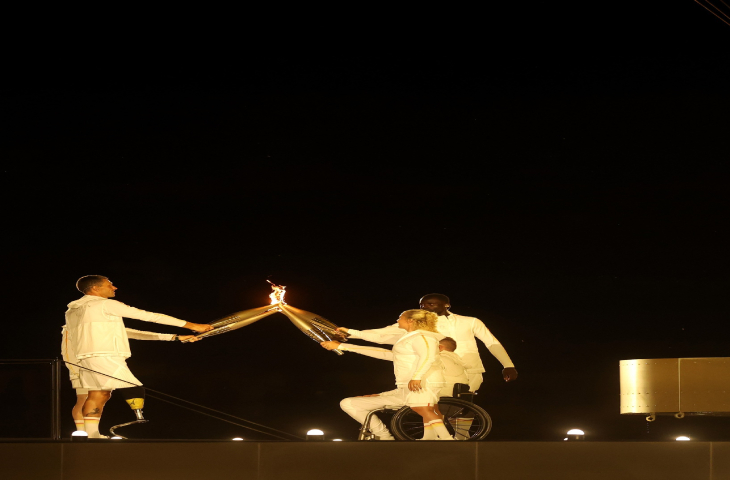 4 farklı yeti kaybı bulunan paralimpik sporcu, olimpiyat meşalelerini yakıyor.