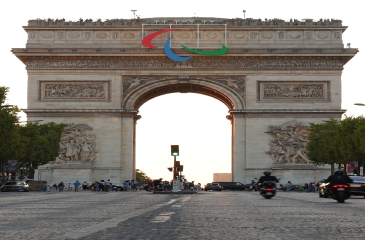 Dikdörtgen biçimindeki taş bloğun ortasında kapıya benzer bir giriş var. Taş bloğun üstünde olimpiyat simgesi asılı bir şekilde duruyor.