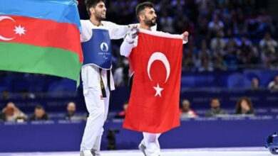 Fotoğrafta, milli para taekwondocu Fatih Çelik Türkiye'nin bayrağını, Azerbaycan'dan Imamaddin Khalilov'da kendi ülke bayrağını tutarak madalya sevinci yaşadı.