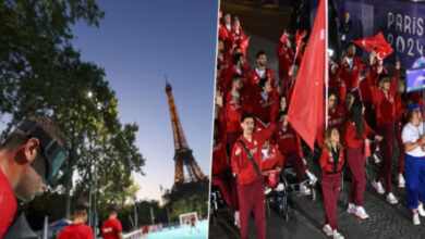 Fotoğraf, iki farklı görüntünün birleştirilmesi ile oluşturulması.Türkiye Paralimpik Milli Takımı sağdaki fotoğrafta toplu bir şekilde açılış seremonisi için yürüyüş yapıyorlar. Soldaki fotoğrafta ise görme engelli sporcular futbol sahasına özel gözlüklerle çıkıyorlar.