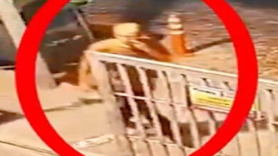 Fotoğrafta, zihinsel engelli birey Ayhan Özçelik, kaldırım kenarında yürüyor.