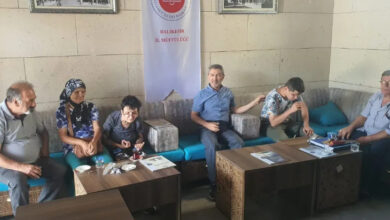 Aile ve Dinî Rehberlik Bürosunda "Engelli Buluşması"nda engelli bireyler, aileleri ve Balıkesir Müftüsü Hasan Hayri Yaşar var.