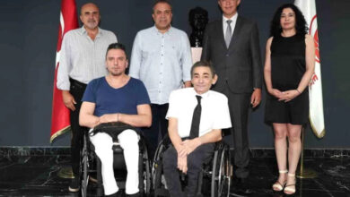 Beşiktaş Bedensel Engelliler Spor Şubesi Başkanı Elçin Kılıç ve yöneticiler, Türkiye Basketbol Federasyonu Genel Sekreteri Dr. Serhan Antalyalı'yı ziyaret sırasında çekilen fotoğraf.