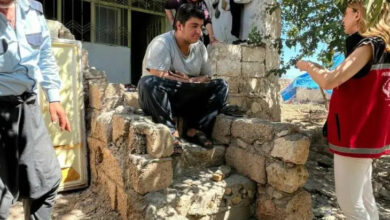 Besni Sosyal Hizmet Merkezi Müdürlüğü personeli, engelli bireylerin beslenme sorunlarına çözüm bulmak amacıyla “Sağlıklı Beslenmeye Engel Yok” projesini engelli bireylerin evini ziyaret ederek bilgi veriyorlar.