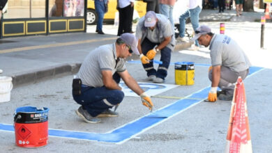 Engelli park yeri alanları belirginleşmesi için boyanıyor.