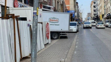 İnşaat güvenlik bariyeri nedeniyle kaldırımın yarısından fazlası kapatılmış durumda. Aynı zamanda görselde inşaatın dışındaki alanda da kaldırıma yapılan araba parkı nedeniyle görme engelli bireylerin kullandığı sarı çizgininde kullanılamayacağını gösteriyor.