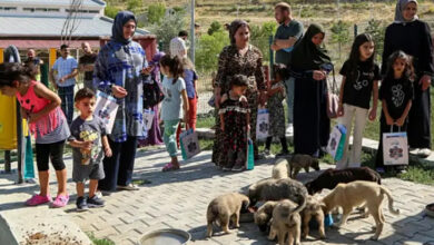 Van Büyükşehir Belediyesi Hayvan Bakım ve Rehabilitasyon Merkezinde, işitme engelli çocuklar köpeklerle ilgileniyorlar.