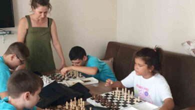 Manisa Görme Engelliler Spor Kulübü sporcuları, satranç şampiyonası için hazırlık amacıyla antrenman maçı yapıyorlar.
