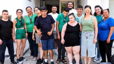 İrfan Nadir 18 Yaş Üstü Engelli Rehabilitasyon Merkezi, DAÜ İletişim Fakültesi himayesinde sinema günleri etkinliği sonrasında engelli bireyler ile toplu olarak bina önünde fotoğraf çekimi yapılmış.