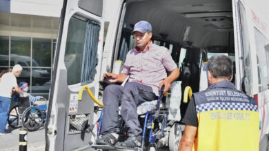 Tekerlekli sandalye kullanıcısı engelli birey minibüsün arkasından açılan kapı bölümünden özel yapım bir asansör ile indiriliyor.