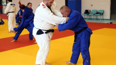 Görme engelli bireyler fotoğrafta, judo antrenmanı yapıyor.