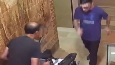 Fotoğrafta, akülü tekerlekli sandalyeyi çalan iki kişinin yüzü güvenlik kamerasına takılıyor.