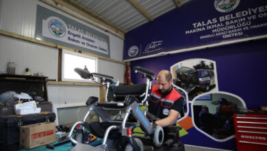 Fotoğrafta, Talas Belediyesi, Engelli Araçları Bakım Onarım Ünitesinde görevli personel tarafından akülü tekerlekli sandalye tamir ediliyor.
