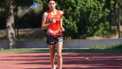 Mental engelli sporcu Aysel Önder, koşu parkurunda antrenman yapıyor.