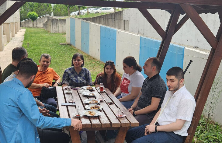 Engelli öğrenciler ve Sakarya Üniversitesi Hukuk Fakültesi Dekanı Prof. Dr. Şafak Narbay, Dekan Yardımcısı Doç. Dr. Harun Yılmaz, Engelsiz Yaşam ve Destek Koordinatörü Doç. Dr. Cihan Selek Öz, Koordinatör Yardımcısı ve aynı zamanda Hukuk Fakültesi Birim Engelsiz Yaşam Temsilcisi olan Arş. Gör. Huzeyfe Aydın, oryantasyon programı kapsamında bir araya geldiler.