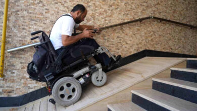 Akülü tekerlekli sandalye kullanan engelli birey Davut Demirtaş, dik bir rampadan yukarı çıkmaya çalışıyor.