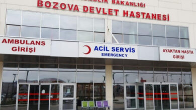 Fotoğrafta, Bozova Devlet Hastanesi'nin Acil Servis girişi var.