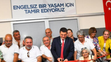 Torbalı Belediye Başkanı Övünç Demir ve engelli bireyler ile STK temsilcileri birlikte kurdele kesiyorlar.