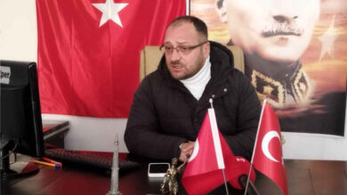 Trabzon Engelliler Yardımlaşma ve Dayanışma Derneği Başkanı Ali Keskin, dernek odasında ve başkanlık koltuğunda oturuyor. Arkasında Türk bayrağı ve Mustafa Kemal Atatürk portresi var.