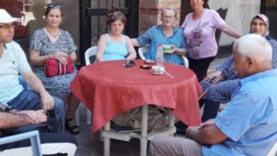 Türkiye Sakatlar Derneği Tekirdağ Şubesi Başkanı Meziyet Erol ve engelli bireyler birlikte fotoğraf için poz veriyor.