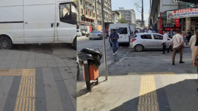 Fotoğrafta, iki farklı görsel var. Soldaki fotoğrafta, kaldırım önünde bulunan engelli rampası bir pikap tarafından kapatılmış. Diğer sağdaki fotoğrafta da bir otomobil rampa önünde duruyor.