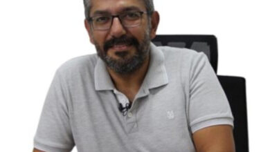 Yalova Kent Konseyi Engelli Meclisi Başkanı Hüseyin Özdemir, kameraya doğru bakarak gülümsüyor.