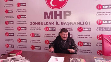 Tekerlekli sandalye kullanıcısı engelli birey Yasin Çiçek, MHP Zonguldak İl Başkanlığı'nda basın açıklaması yapıyor.