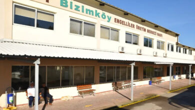 Bir binanın dışından çekilmiş bir fotoğraf ve bina üzerinde "Bizimköy Engelliler Üretim Merkezi Vakfı" yazısı var.