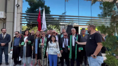 Görme engelli avukatlar, Ankara Barosu önünde basın açıklaması yapıyorlar. Görme engelli bireylerin elinde beyaz bastonlar var.