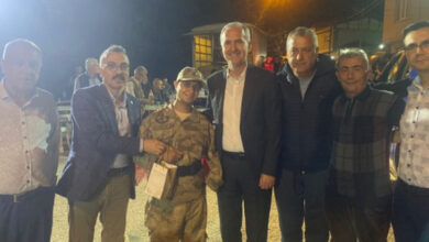 Engelli birey Caner Güneş, askeri üniforma giymiş. İnegöl ilçesinin Kaymakamı, Belediye Başkanı ve İlçe Jandarma Komutanı ile fotoğraf çekiliyor.