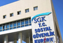 Fotoğrafta, bir binanın dışında mavi renk kullanılarak “SGK T.C. Sosyal Güvenlik Kurumu” yazısı var.