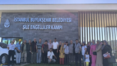 Dünya Görmeyenler Derneği üyesi görme engelli bireyler, İstanbul Büyükşehir Belediyesi Şile Engelliler Kampı önünde toplu bir şekilde fotoğraf çekiliyor.