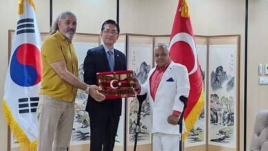 Engelli ve Aileleri Birliği Derneği Genel Başkanı Tulgay Hasar ve Türkiye Sakatlar Konfederasyonu Genel Başkan Yardımcısı Yıldıray Çınar, Güney Kore Cumhuriyeti Ankara Büyükelçisi Yeondoo Jeong, yan yana fotoğraf çekiliyor.