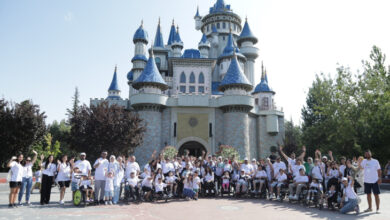 Etkinliğe katılım sağlayan tüm SMA hastaları ve ailelerinin yanı sıra Türkiye SMA Vakfı görevlileri ve gönüllüleri birlikte fotoğraf çekiliyor.