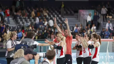 Golbol Kadın Milli Takımı sporcuları, müsabaka sonrası ailelere ve taraftarlara doğru giderek alkış ve tezahüratlara karşı el sallıyor.