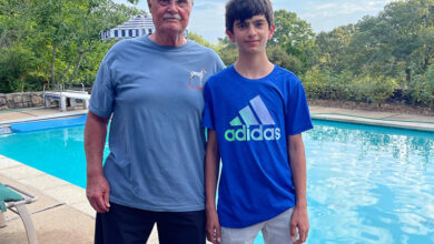 ABD’li ortopedi cerrahı Benjamin Allen ile Afgan hastası Yahya Noristani, havuz kenarında yan yana fotoğraf için poz veriyorlar.