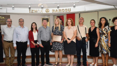 İzmir Barosu'nun düzenlediği konferans kapanışında toplu fotoğraf çekimi yapılıyor.