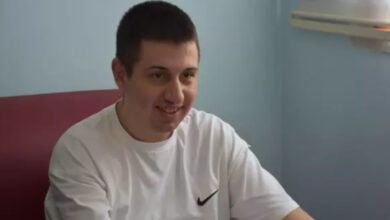 Fotoğrafta, zihinsel engelli birey Niyazi Altıntaş, ev ortamında bir koltuk üzerinde oturuyor.