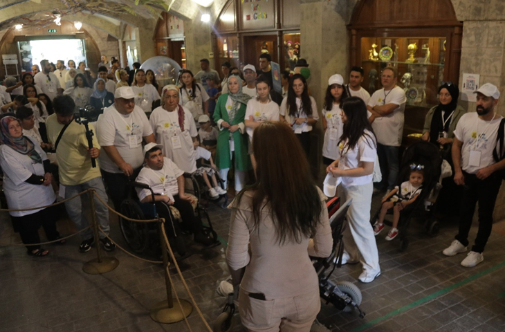 Sazova, Bilim Sanat ve Kültür Parkı'nda yer alan Masal Şatosu’na katılan SMA’lı bireyler ve aileleri çocuk hikayelerini dinliyor.