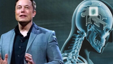 Görselde, sol tarafta Elon Musk ve sağ tarafta ise bir insan iskeleti var. İnsan iskeletinin beyin bölümünde bir cihaz duruyor.