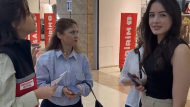 Osmaniye Aile ve Sosyal Hizmetler İl Müdürlüğü çalışanları AVM'de farkındalık çalışması yapıyor.