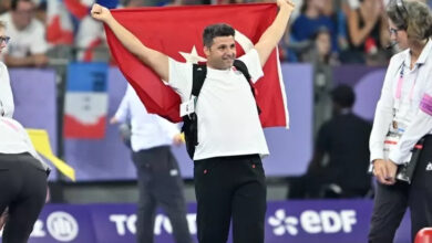 Paris 2024 Paralimpik Oyunları'nda atletizm branşında erkekler cirit atma F57 sınıfında milli sporcu Muhammet Khalvandi, Türk bayrağını sırtından tarafta tutup yukarı doğru kaldırıyor.