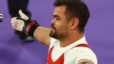 Para halter milli sporcusu Abdullah Kayapınar, iki kollarını yana doğru açarak, sevincini gösteriyor.