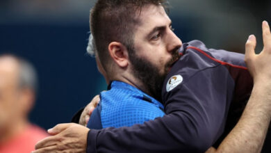 Para masa tenisi sporcusu Ali Öztürk, müsabaka sonrası antrenörüne sarılıyor.