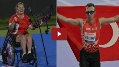 Fotoğrafın sol tarafında, paralimpik okçu Öznur Cüre Girdi var. Sağ tarafta para atlet Serkan Yıldırım var. Öznur Cüre Girdi, Altın madalya getiren atış sonrası ağlayarak yaşadığı sevinci gösteriyor. Serkan Yıldırım ise kazandığı altın madalya sonrası boynuna astığı Türk bayrağı ile koşu alanında sevinç turu atıyor.